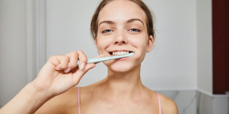 lavare i denti tecnica di spazzolamento quanto tempo quante volte